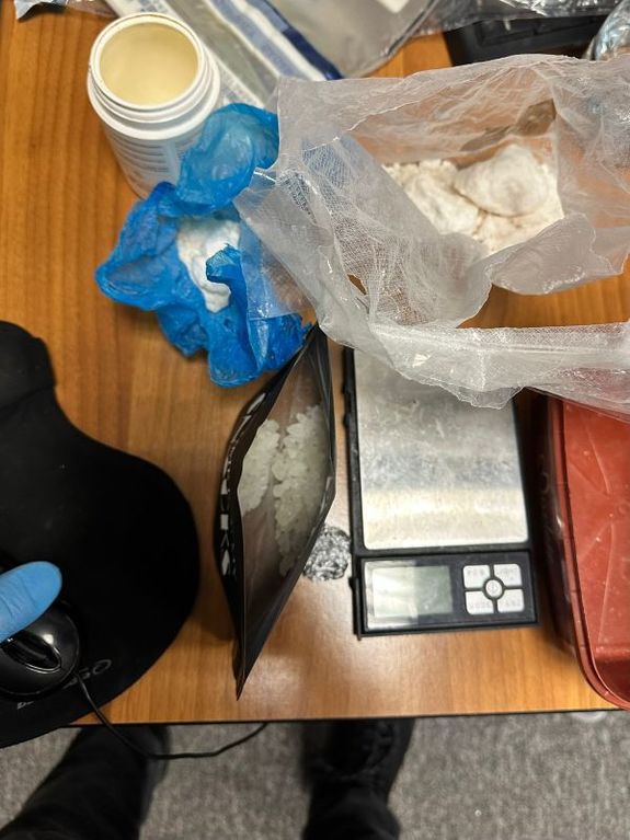 Policjant z zatrzymanym.