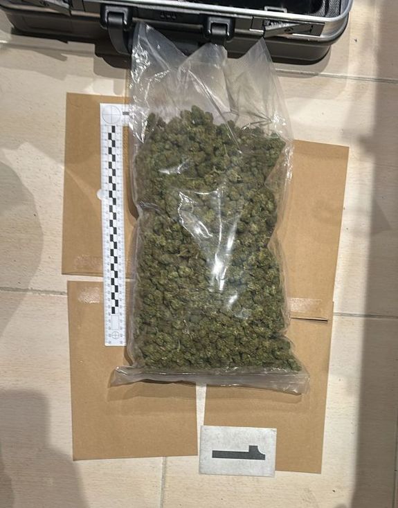 Zdjęcie przedstawia policjanta z zatrzymanym.