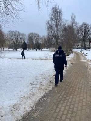 Policjantki z Gdyni kontrolowały zamarznięte zbiorniki wodne.