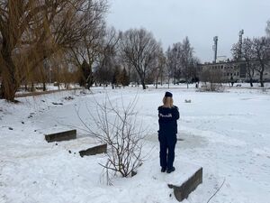 Policjantki z Gdyni kontrolowały zamarznięte zbiorniki wodne.