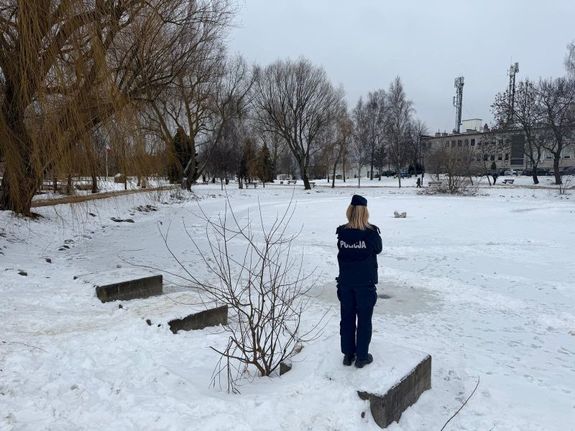 Policjantki z Gdyni kontrolowały zamarznięte zbiorniki wodne.