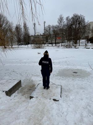 Policjantki z Gdyni kontrolowały zamarznięte zbiorniki wodne.