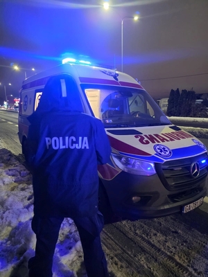 Chylońscy dzielnicowi uratowali życie wychłodzonego człowieka.