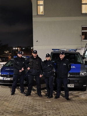 Chylońscy dzielnicowi uratowali życie wychłodzonego człowieka.