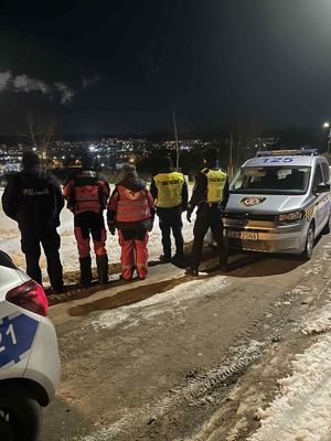Policja prowadzi działania razem z Polskim Czerwonym Krzyżem.