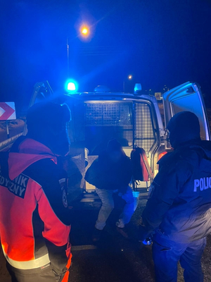 Leżał w zaspie śniegu. Policjanci z Chwarzna udzielili mu natychmiastowej pomocy.