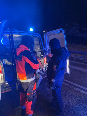 Leżał w zaspie śniegu. Policjanci z Chwarzna udzielili mu natychmiastowej pomocy.