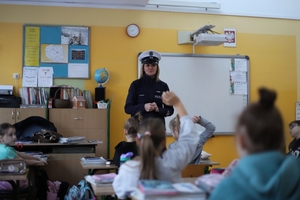 Policjantka z Wydziału Ruchu Drogowego odwiedziła uczniów szkoły podstawowej i rozdała im odblaski.