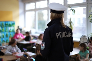 Policjantka z Wydziału Ruchu Drogowego odwiedziła uczniów szkoły podstawowej i rozdała im odblaski.