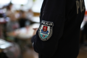Policjantka z Wydziału Ruchu Drogowego odwiedziła uczniów szkoły podstawowej i rozdała im odblaski.