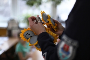 Policjantka z Wydziału Ruchu Drogowego odwiedziła uczniów szkoły podstawowej i rozdała im odblaski.