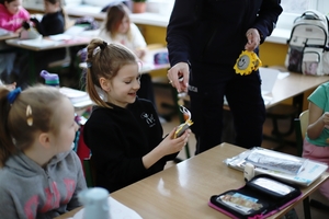 Policjantka z Wydziału Ruchu Drogowego odwiedziła uczniów szkoły podstawowej i rozdała im odblaski.