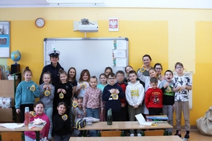 Policjantka z Wydziału Ruchu Drogowego odwiedziła uczniów szkoły podstawowej i rozdała im odblaski.