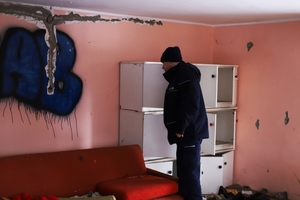 Dzielnicowy z Komisariatu Policji w Gdyni - Chwarznie dokonał kontroli pustostanów.