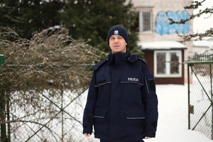 Dzielnicowy z Komisariatu Policji w Gdyni - Chwarznie dokonał kontroli pustostanów.