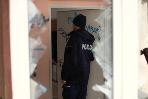 Dzielnicowy z Komisariatu Policji w Gdyni - Chwarznie dokonał kontroli pustostanów.