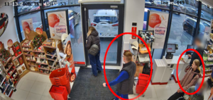 Sprawcy kradzieży w sklepie "Rossman" przy ul. Wiczlińskiej 52.