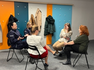 Policjantki z KMP Gdynia na spotkaniu dotyczącym odpowiedzialności karnej małoletnich.