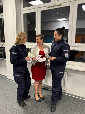 Policjantki z KMP Gdynia na spotkaniu dotyczącym odpowiedzialności karnej małoletnich.