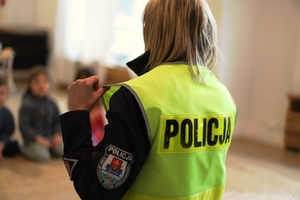 Policjantka z Wydziału Ruchu Drogowego rozmawiała z przedszkolakami.