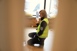 Policjantka z Wydziału Ruchu Drogowego rozmawiała z przedszkolakami.