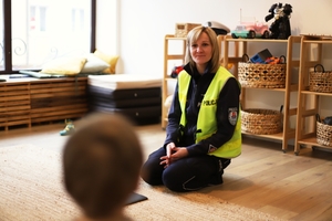 Policjantka z Wydziału Ruchu Drogowego rozmawiała z przedszkolakami.