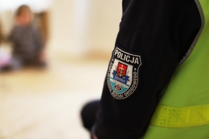 Policjantka z Wydziału Ruchu Drogowego rozmawiała z przedszkolakami.