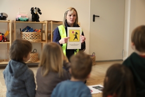 Policjantka z Wydziału Ruchu Drogowego rozmawiała z przedszkolakami.