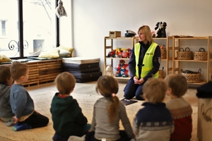 Policjantka z Wydziału Ruchu Drogowego rozmawiała z przedszkolakami.