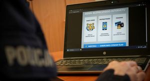 Policjant przed komputerem