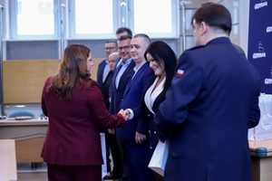 zdjęcia przedstawiają uhonorowanych, zasłużonych krwiodawców