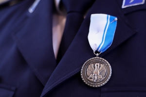 zdjęcia przedstawiają uhonorowanych, zasłużonych krwiodawców