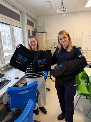 Prelekcja w szkole dotycząca bezpieczeństwa w sieci.