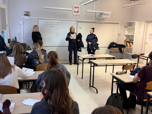 Prelekcja w szkole dotycząca bezpieczeństwa w sieci.