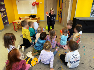 W gdyńskim przedszkolu "Stonoga" odbyło się spotkanie z policjantką z Wydziału Ruchu Drogowego KMP.