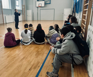 Policjantki z Komendy Miejskiej Policji w Gdyni rozmawiały z uczniami Szkoły Podstawowej nr 10 o hejcie i mowie nienawiści.