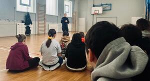 Policjantki z Komendy Miejskiej Policji w Gdyni rozmawiały z uczniami Szkoły Podstawowej nr 10 o hejcie i mowie nienawiści.