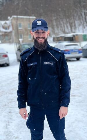 Zdjęcie przedstawia policjanta.