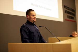 W Wyższej Szkole Administracji i Biznesu w Gdyni odbyła się konferencja współorganizowana przez Komendę Miejską Policji w Gdyni dotycząca najnowszych zmian w przepisach ruchu drogowego.