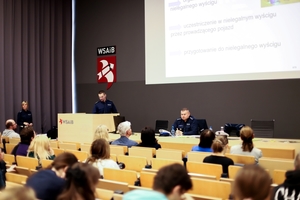 W Wyższej Szkole Administracji i Biznesu w Gdyni odbyła się konferencja współorganizowana przez Komendę Miejską Policji w Gdyni dotycząca najnowszych zmian w przepisach ruchu drogowego.