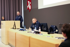 W Wyższej Szkole Administracji i Biznesu w Gdyni odbyła się konferencja współorganizowana przez Komendę Miejską Policji w Gdyni dotycząca najnowszych zmian w przepisach ruchu drogowego.