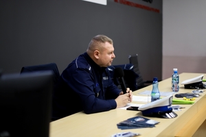 W Wyższej Szkole Administracji i Biznesu w Gdyni odbyła się konferencja współorganizowana przez Komendę Miejską Policji w Gdyni dotycząca najnowszych zmian w przepisach ruchu drogowego.