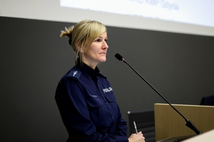 W Wyższej Szkole Administracji i Biznesu w Gdyni odbyła się konferencja współorganizowana przez Komendę Miejską Policji w Gdyni dotycząca najnowszych zmian w przepisach ruchu drogowego.