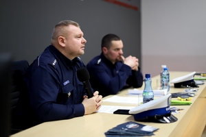 W Wyższej Szkole Administracji i Biznesu w Gdyni odbyła się konferencja współorganizowana przez Komendę Miejską Policji w Gdyni dotycząca najnowszych zmian w przepisach ruchu drogowego.