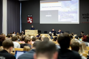 W Wyższej Szkole Administracji i Biznesu w Gdyni odbyła się konferencja współorganizowana przez Komendę Miejską Policji w Gdyni dotycząca najnowszych zmian w przepisach ruchu drogowego.