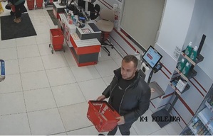 Mężczyzna ze zdjęć może mieć związek z kradzieżą karty płatniczej.