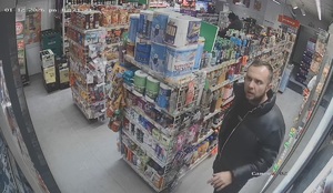 Mężczyzna ze zdjęć może mieć związek z kradzieżą karty płatniczej.