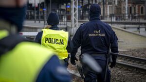 Policjant i Strażnik Ochrony Kolei na terenie kolejowym