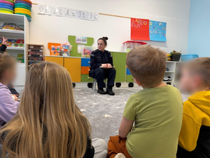 Policjantka wraz z dziećmi podczas rozmowy o bezpieczeństwie