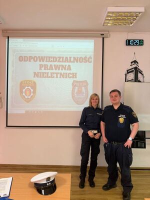 Funkcjonariuszka Policji i Strażnik Miejski z wizytą w szkole